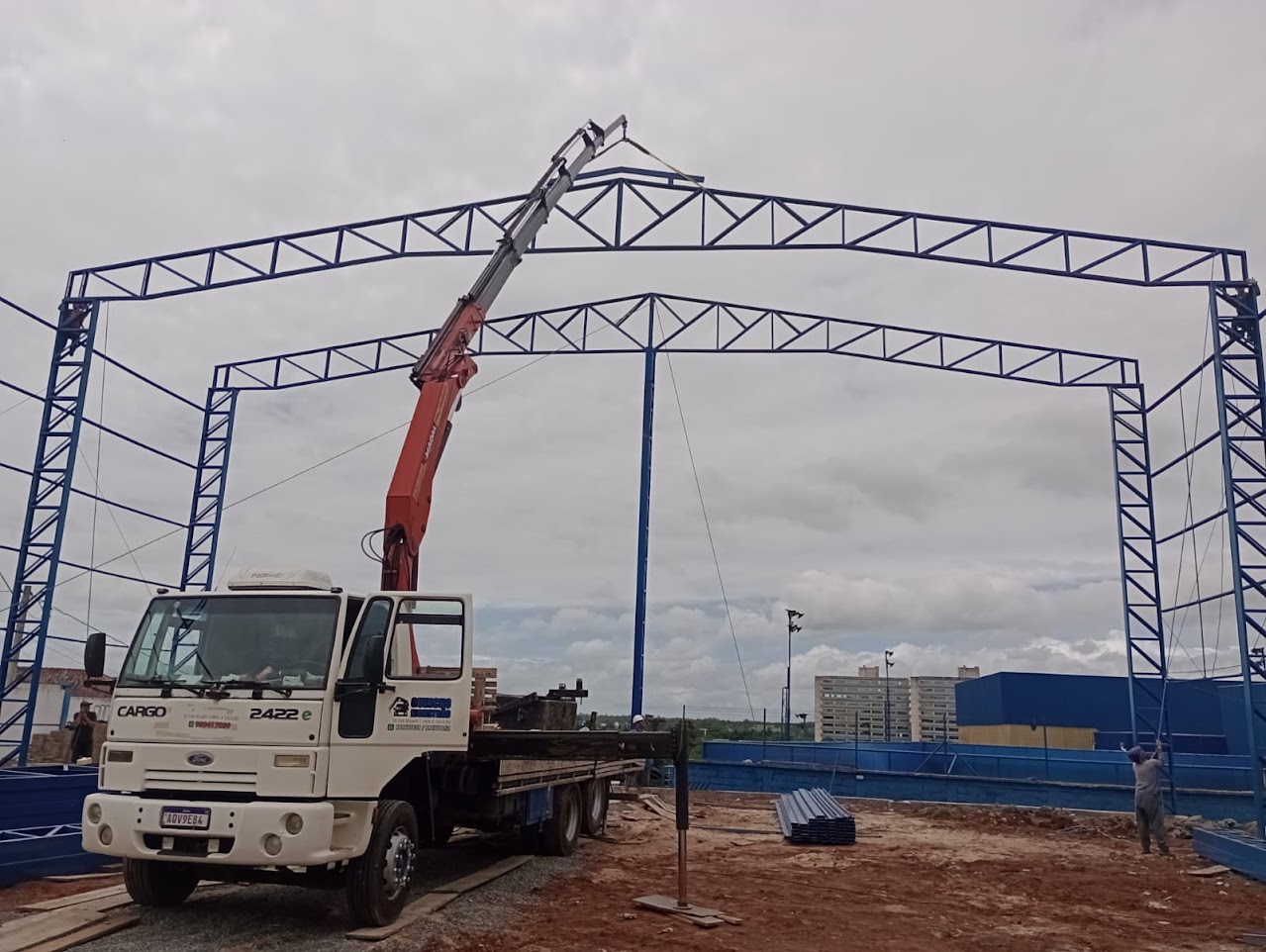 Guindaste realizando operação de içamento